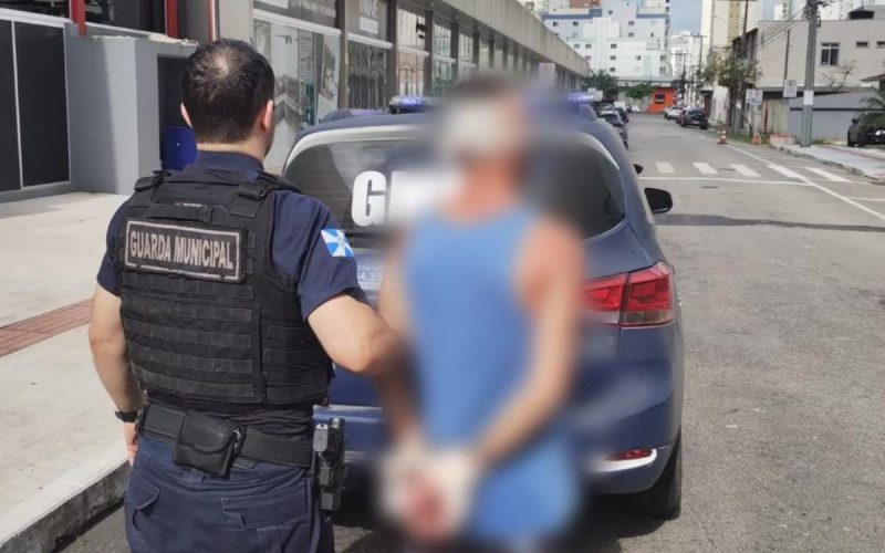 Back: Municipal Guard agent with a man arrested for a racial insult committed in Balneario Camboriu.
