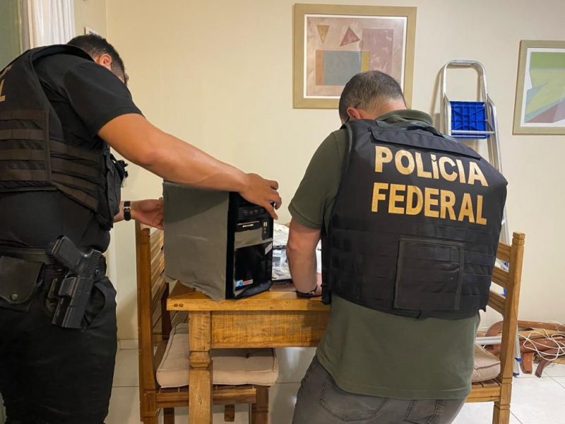Agentes fizeram uma varredura nos equipamentos do homem preso – Foto: Pol&iacute;cia Federal/Divulga&ccedil;&atilde;o/ND