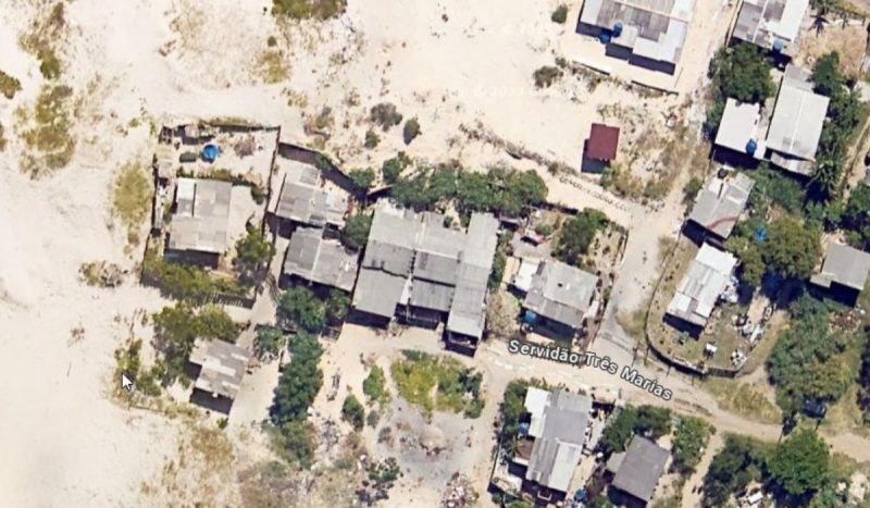 V&iacute;tima teria sido enterrada na &aacute;rea de areia pr&oacute;xima &agrave; Comunidade do Siri – Foto: Pol&iacute;cia Civil/Reprodu&ccedil;&atilde;o/ND