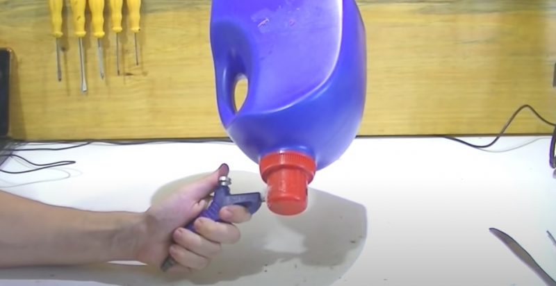 Com um litro de amaciante, o homem compartilhou a ideia genial nas redes sociais, em um passo a passo bem explicativo 