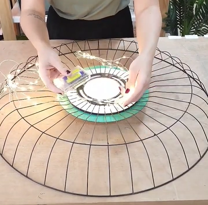 Raíssa mostrou como fez um espelho iluminado com material simples - Foto: Maniadedecoração/Reprodução/ND