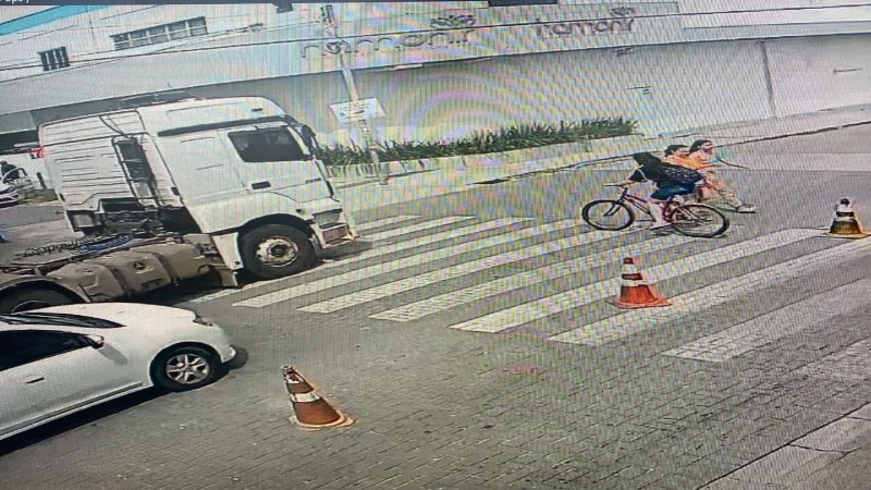 Câmera de monitoramento mostra mulher atravessando faixa de pedestre em frente ao Ferry Boat &#8211; Foto: Reprodução/ND