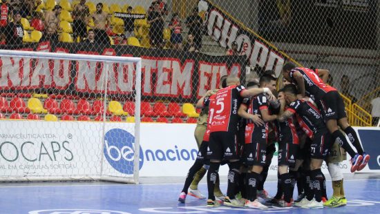 Jogador faz golaço de calcanhar no campeonato russo; veja o vídeo, futsal