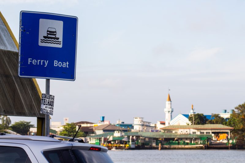 placa do Ferry Boat em frente ao trânsito para entrar na balsa
