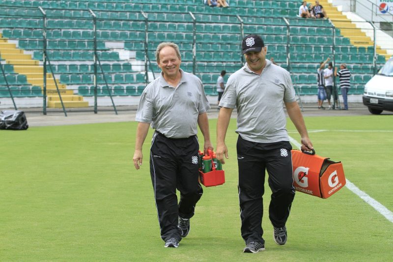 Durante muitos anos, essa dupla ai cuidou com muito carinho da sa&uacute;de dos jogadores do Figueirense:Dr. S&eacute;rgio Parucker e o massagista Fabiano Barbosa. Deixaram o Alvinegro – ou foram deixados? – masat&eacute; hoje s&atilde;o lembrados pela dedica&ccedil;&atilde;o e carinho com que tratavam os atletas no est&aacute;dio Orlando Scarpelli. Fizeram hist&oacute;ria no clube. – Foto: Acervo Carlos Amorim/ND