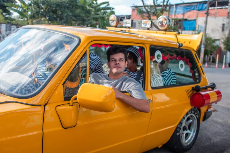 Cena em que Dinho est&aacute; dirigindo a bras&iacute;lia amarela – Foto: Edu Moraes