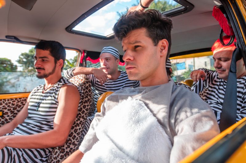 Cena mostra os integrantes dos Mamonas Assassinas dentro da brasília amarela