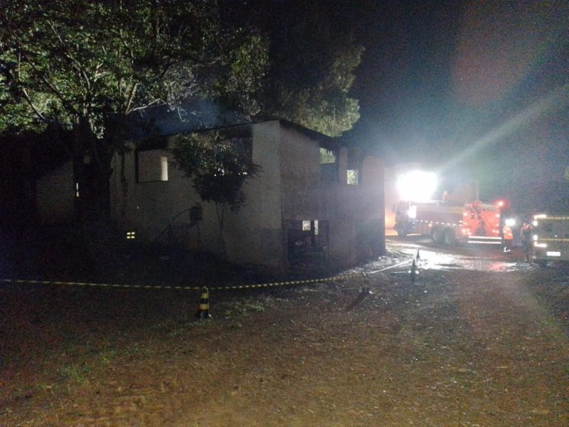Incêndio em Campo Erê teve uma vítima fatal e outra com 50% do corpo queimado