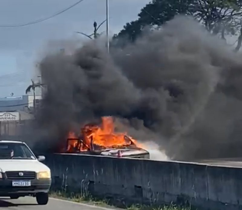 Carro pega fogo na BR-101, em São José