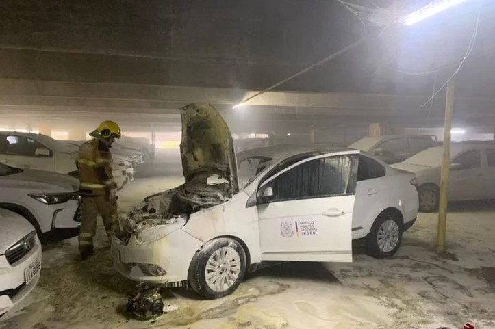 The fire broke out in a Sienna model car, which was located in a covered parking lot.  Photo: Military Fire Department of Rio Grande do Sul/CP/Reproduction/ND.