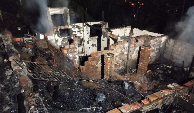 Foto mostra casa destruída com apenas algumas paredes remanescentes após o incêndio ser apagado