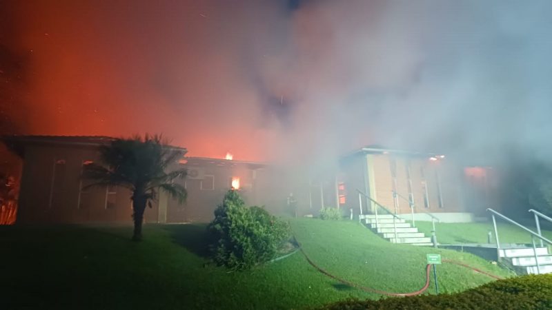 Incêndio foi registrado na madrugada deste domingo (31), próximo à SC-114