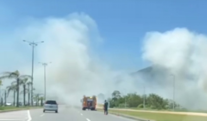 Fumaça de incêndio que afetou vegetação em estrada de SC