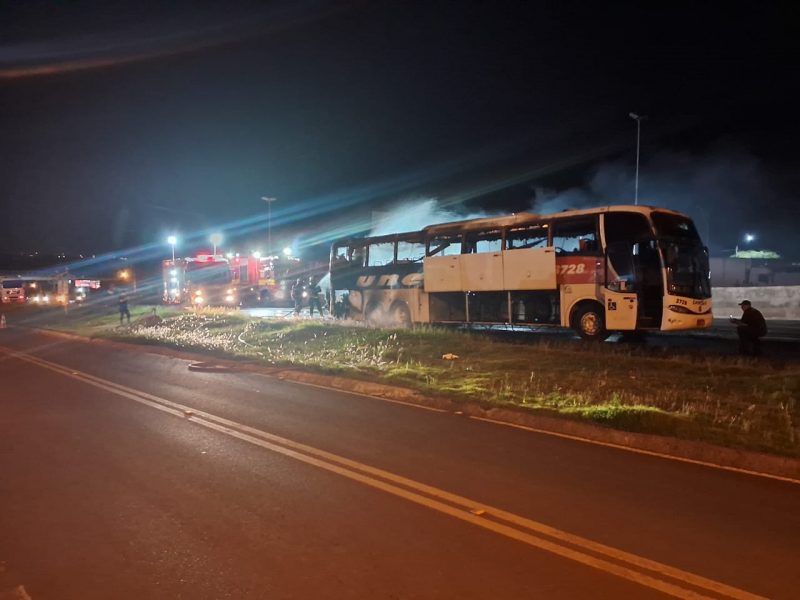 Ônibus da empresa Unisul pegou fogo quando saía do Centro de Chapecó e acessava à BR-490