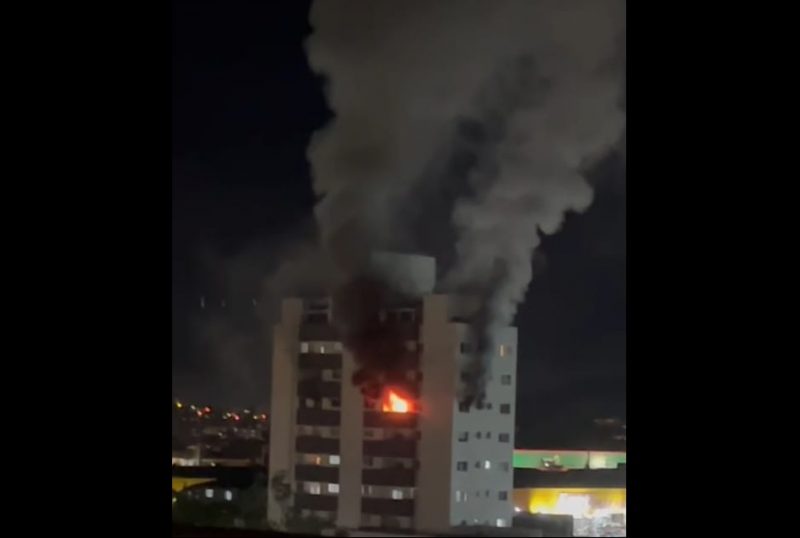 O incêndio no bairro Bucarein destruiu um apartamento nesta segunda-feira (11)