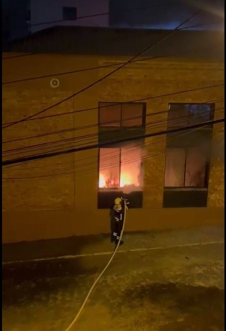 O incêndio aconteceu na madrugada desta quinta-feira