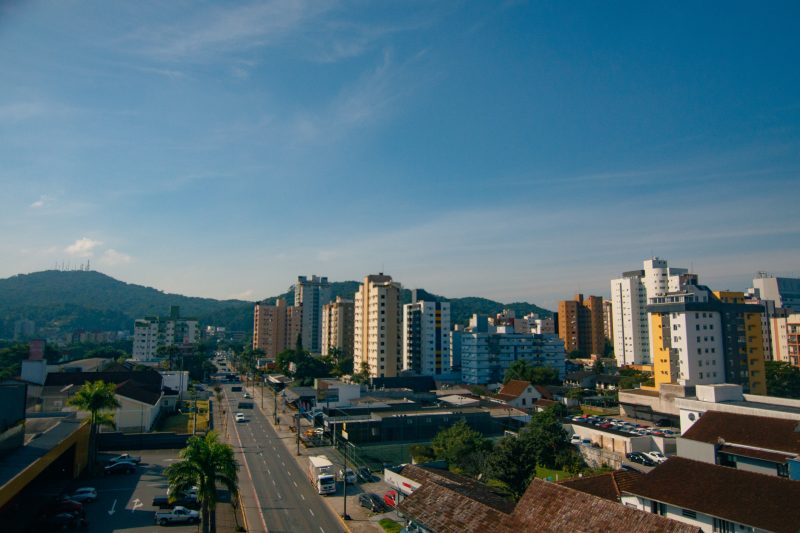 Maior cidade de SC, Joinville é também a com mais famílias beneficiadas pelo programa - Foto: Getty Images/iStockphoto/ND