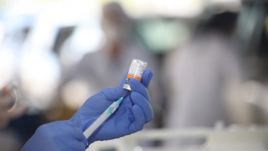 Itaja&iacute; e Balne&aacute;rio Cambori&uacute; oferecem refor&ccedil;o da vacina bivalente contra Covid-19