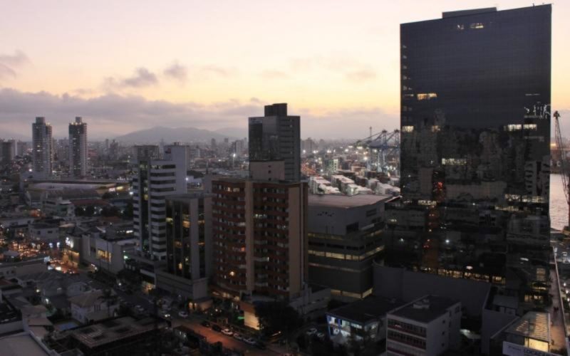 Vista panorâmica de Itajaí no fim da tarde