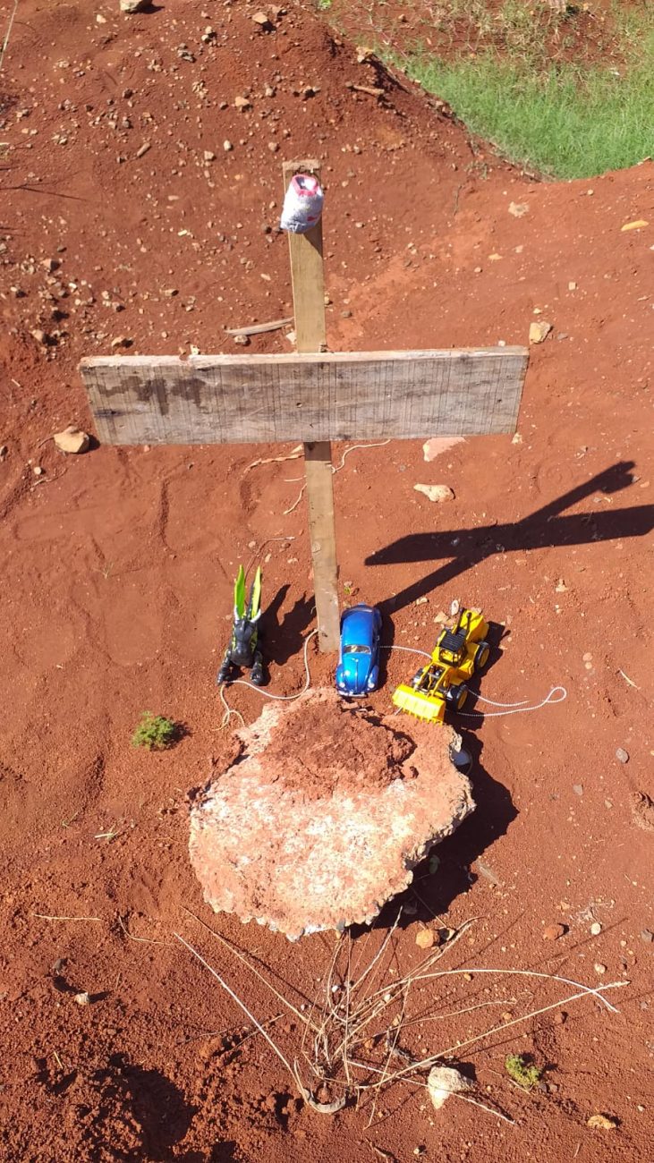 Residents of the region were touched by this story and installed a cross in place, in addition, toys representing the sacrifice were placed around it.  - Jair Correia/Reproduction/ND