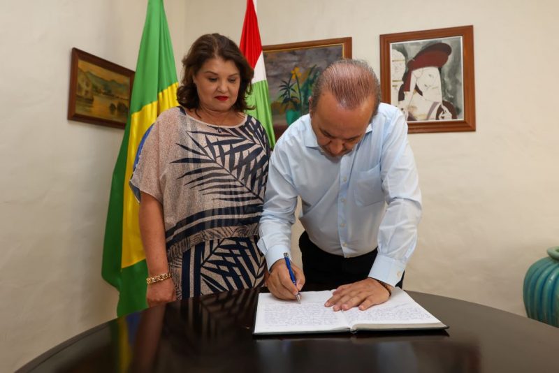 Jorginho Mello transmitiu o cargo para a vice-governadora Marilisa Boehm - Foto: Ricardo Trida/ Secom/ND