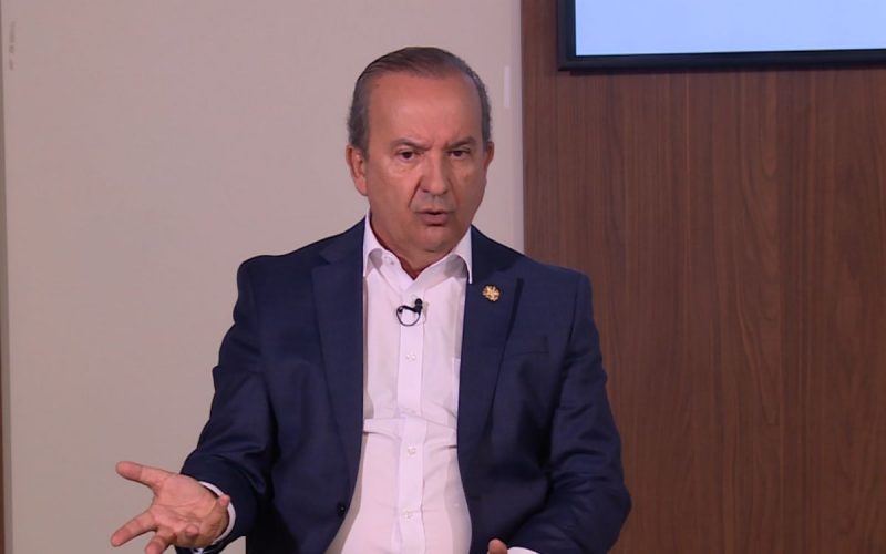 Frame de entrevista com o governador de Santa Catarina, Jorginho Mello (PL), falando sobre o Porto de Itajaí