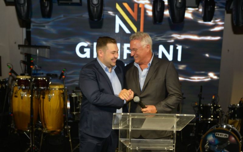Josemar Pascualotto Jr. (left), CEO of Grupo N1, and Marcio Schaefer, President of Schaefer Yachts (right), sign an agreement for a new facility in Itapema.
