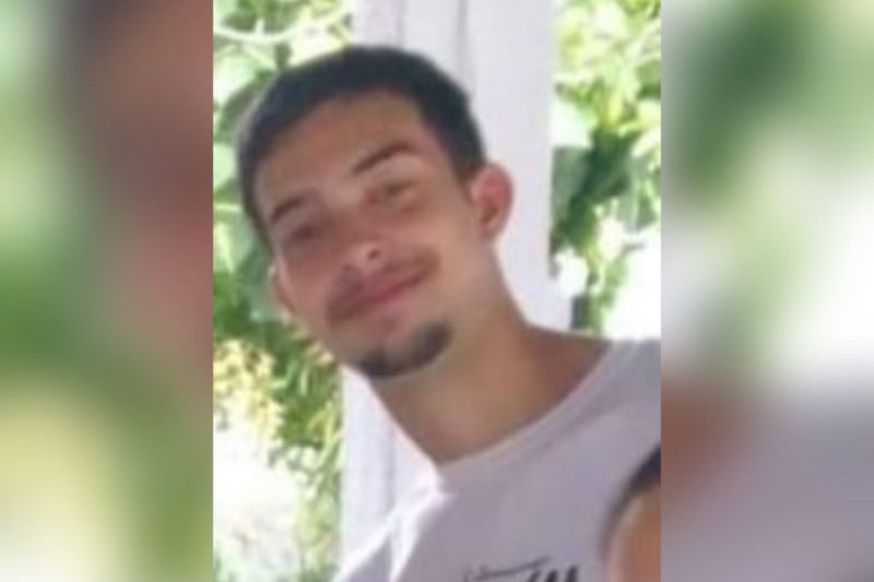 Maxwel Conti de Brito morreu após ser arrastado pelo mar; despedida do jovem aconteceu na manhã neste domingo (31) 