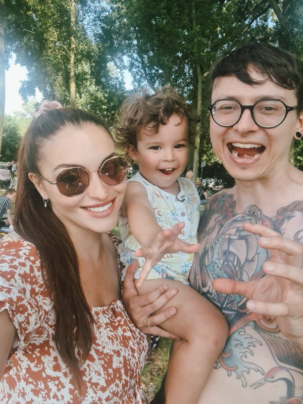 Larissa e o marido Sidarta criam o pequeno Noah na Holanda