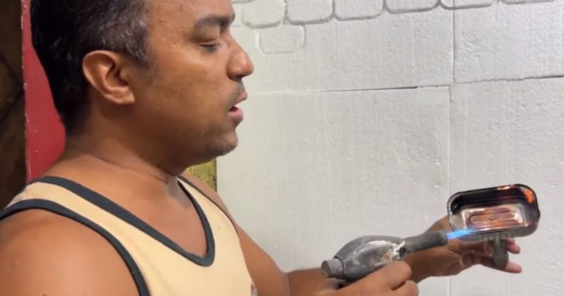 Pedreiro utiliza placas de isopor e lata de sardinha para decorar parede – Foto: Reprodu&ccedil;&atilde;o/YouTube/ND