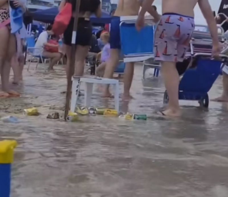 Lixo na praia gerou revolta dos frequentadores de praia em Itapema