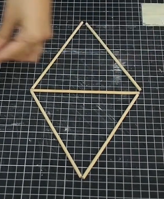 Usando materiais simples você pode fazer um belíssimo enfeite de parede - Foto: GavetaMix/Reprodução/ND