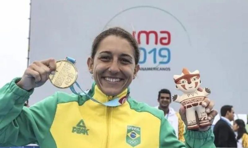 Luisa Baptista exibe medalha após vencer prova