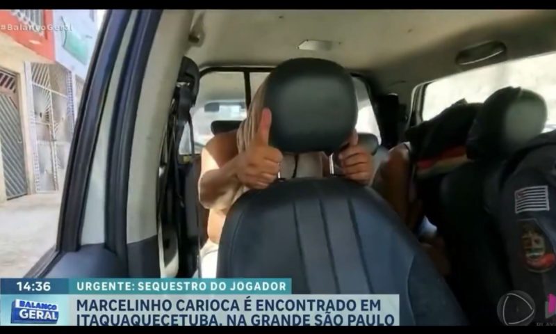 Marcelinho carioca manda joinha à imprensa