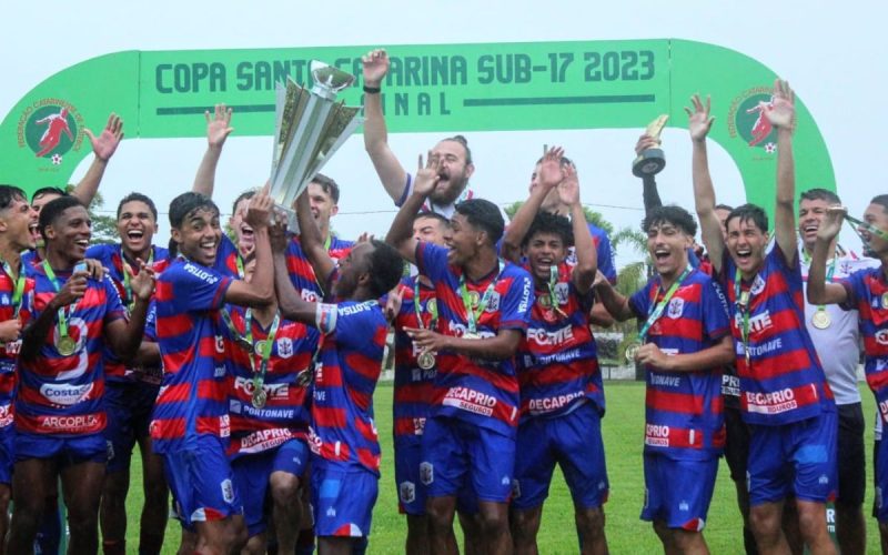 Jogadores de base do Marcílio Dias levantam troféu da Copa Santa Catarina Sub-17 2023