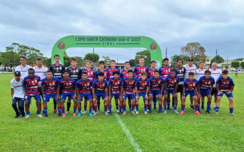 Jogadores do Marcílio Dias alinhados antes da final da Copa Santa Catarina Sub-17