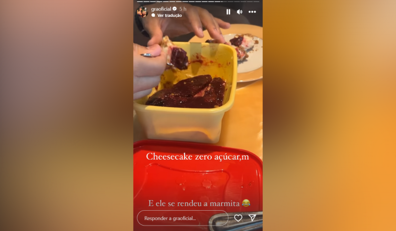 Print de stories em que uma pessoa mostra uma fatia de torta cheescake