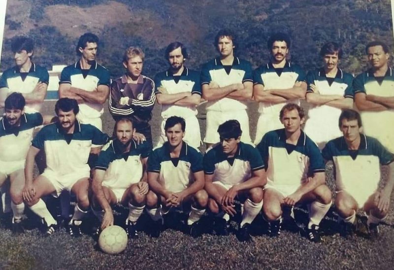 Na foto o Gr&ecirc;mio Esportivo Aquaryus no ano de 1989. Boleiros do futebol amador da nossa regi&atilde;o. Em p&eacute;: Dami&atilde;o, J&uacute;lio, Branco, Beto, Mimo, Vayran, Ci e Chocolate. Agachados: Mico, Paulinho, Fernando, Alziro, Correia, Jo&atilde;ozinho Madeira e Carlos Alberto. Foto e informa&ccedil;&otilde;es sobre a escala&ccedil;&atilde;o: Dami&atilde;o Martins. – Foto: (Acervo Dami&atilde;o Martins/ND)