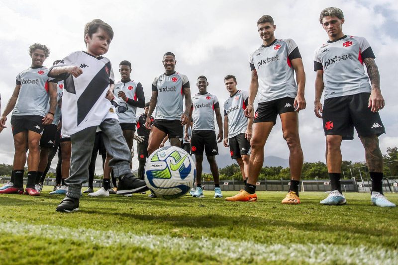 Menino Gui treina junto ao elenco do Vasco