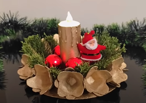 Faça sua decoração para o centro da mesa de Natal usando rolos de papel higiênicos e caixas de ovos - Foto: KêuMercês/Reprodução/ND