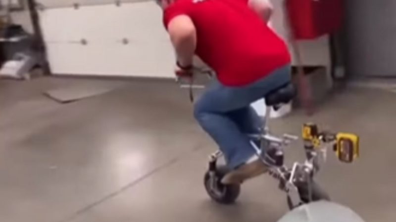 Pedreiro usando moto movida a parafusadeira para andar dentro de empresa