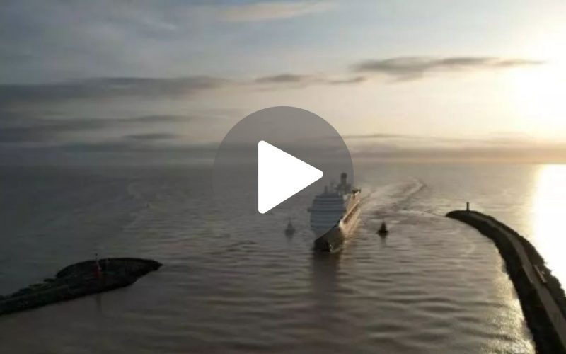 Imagem ilustrativa de vídeo mostrando imagens aéreas da saída do cruzeiro MSC Lírica de Itajaí