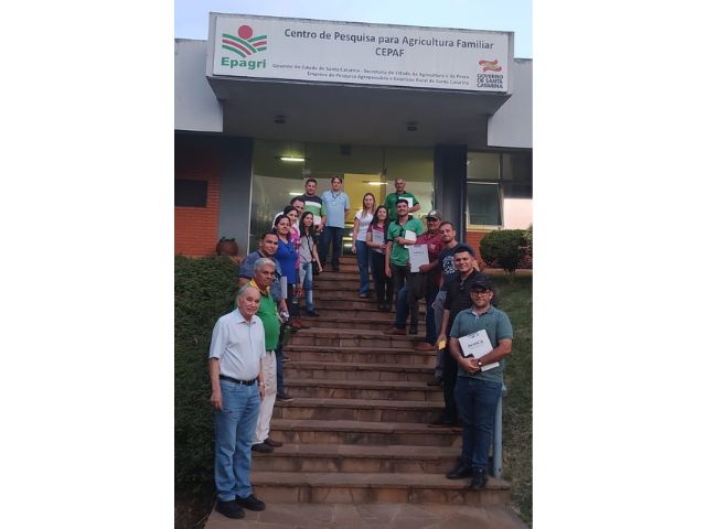 Na Epagri Cepa a comitiva viu experimento com avaliação de progênies e clones da planta. - Efagri/Reprodução/ND