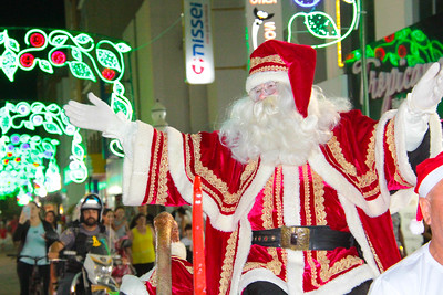 Papai Noel faz apresentação em desfile do Natal EnCanto de Itajaí