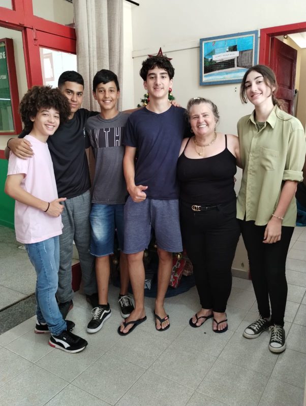 Mirian atua h&aacute; 35 anos na Escola Governador Irineu Bornhausen e coleciona momentos marcantes de carinho e amor compartilhado com os alunos – Foto: Arquivo pessoal/Reprodu&ccedil;&atilde;o ND