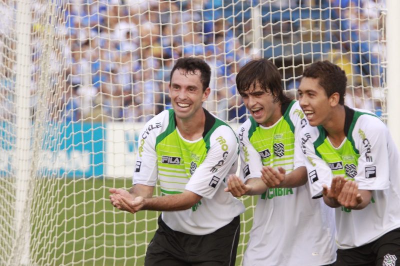 Em um cl&aacute;ssico diante do Ava&iacute; no est&aacute;dio da Ressacada, em 2010, o &iacute;dolo Fernandes (&agrave; esq.) comemora um gol ao lado do atacante de renome mundial Roberto Firmino e do lateral Jo&atilde;o Paulo. A alegria estampada nos rostos dos jogadores, foi registrada de forma espetacular pelo fot&oacute;grafo Carlo Amorim, que na &eacute;poca trabalhava no&nbsp; Figueirense. – Foto: Acervo Carlos Amorim/ND
