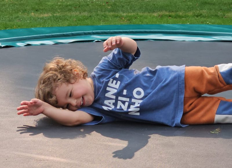 Pequeno Noah, brincando em solo holandês, onde o manezinho vive com os pais desde os três meses