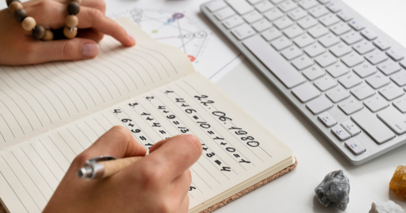 mãos de uma mulher anotando números em um caderno