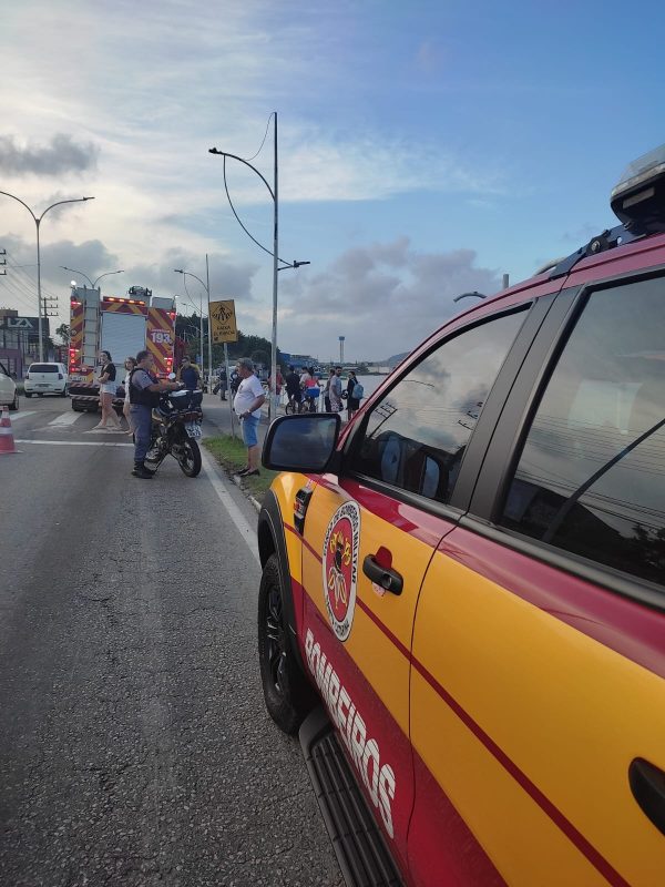 Corpo de Bombeiros atendeu ocorr&ecirc;ncia e levou um dos ciclistas ao hospital Marieta – Foto: PM/Reprodu&ccedil;&atilde;o
