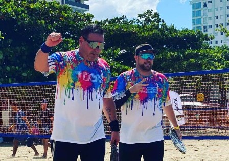 Odilon Machuca (E) em partida de beach tennis – Foto: Reprodu&ccedil;&atilde;o/ND